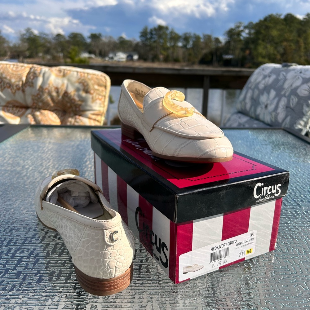 Circus S E Hyde  Ivory Faux Crocodile Loafers with Gold C Accent. Size 7.5M